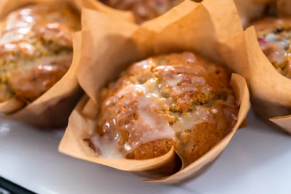 Muffin Mirtillo Appena Sfornati Tazze Muffin Carta Marrone — Foto Stock