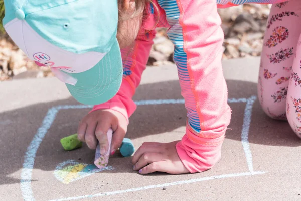 Bambina Che Gioca Con Gesso Vialetto Fronte Alla Casa — Foto Stock