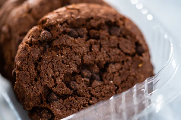 Vers Gebakken Koekjes Met Dubbele Chocoladechip Een Plastic Container — Stockfoto