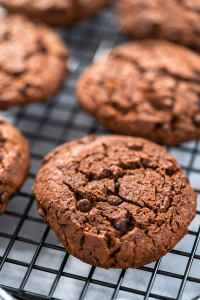 Biscoitos Chocolate Duplo Recém Assados Rack Resfriamento — Fotografia de Stock