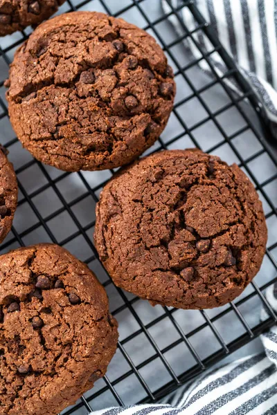 Freshly Baked Double Chocolate Chip Cookies Cooling Rack — Stock Photo, Image