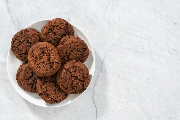 Plat Gelegd Vers Gebakken Dubbele Chocolade Chip Koekjes Een Witte — Stockfoto