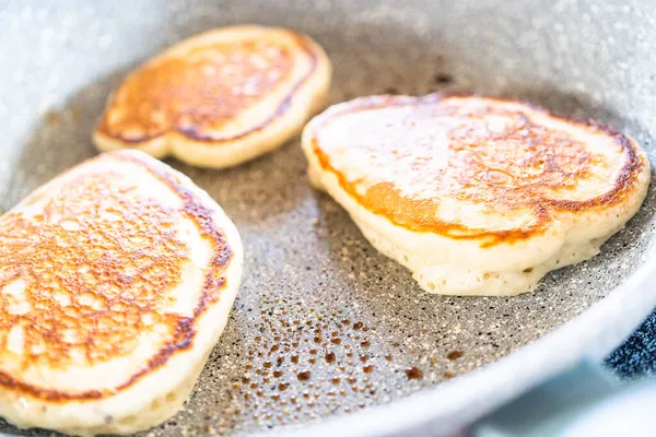 Faire Frire Les Crêpes Base Kéfir Dans Une Poêle Électrique — Photo