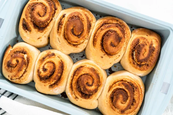 Vers Gebakken Kaneelbroodjes Een Blauwe Bakvorm — Stockfoto