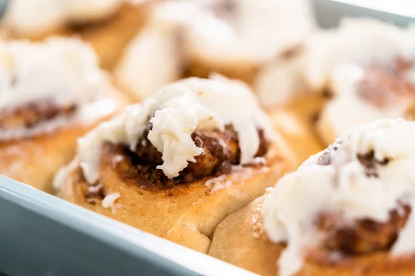 Vers Gebakken Kaneelbroodjes Met Witte Glazuur Een Blauwe Bakvorm — Stockfoto