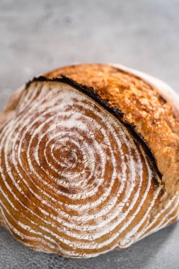 Taze fırınlanmış buğday ekmeği ekmeği ve ekmek koruma sepetinden işaretler..