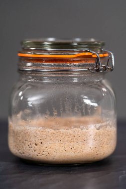 Ev yapımı buğday ekmeği. Cam bir mason kavanozunda başlangıç..