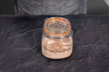 Ev yapımı buğday ekmeği. Cam bir mason kavanozunda başlangıç..