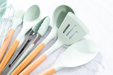 Ahşap saplı silikon pişirme aletleri.