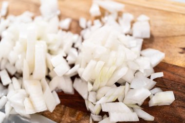 Tahtada organik sarı soğan doğruyorum..