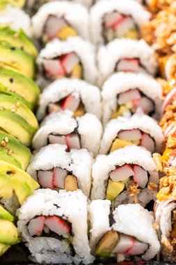 Önceden paketlenmiş suşi ve suşi çeşitleri plastik tepside..