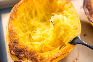 Zeytin yağı, tuz ve biberli organik spagetti hazırlıyorum..