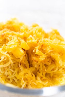 Zeytin yağı, tuz ve biberli organik spagetti hazırlıyorum..