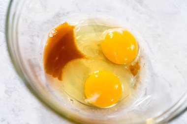 Tek boynuzlu at gökkuşağı çikolatalı keklerin karışımı..