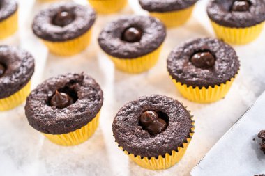 Çikolatalı kekleri çikolatalı ganache ile dolduruyorum..