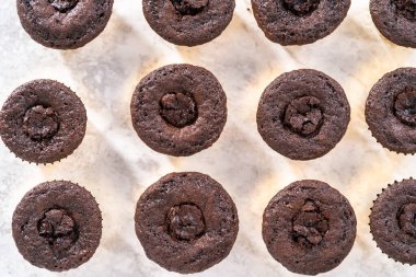 Çikolatalı kekleri çikolatalı ganache ile dolduruyorum..