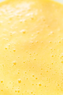 Manzarayı kapat. Fünyeli kek pişirmek için karıştırma kabındaki malzemeleri karıştırıyorum..