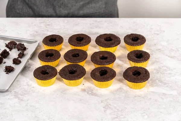 Füllung Von Schokolade Cupcakes Mit Schokoladen Ganache — Stockfoto