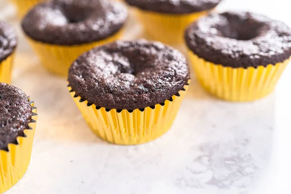 Chlazení Čerstvě Upečené Čokoládové Cupcakes Mají Být Zdobeny Máslovou Polevou — Stock fotografie