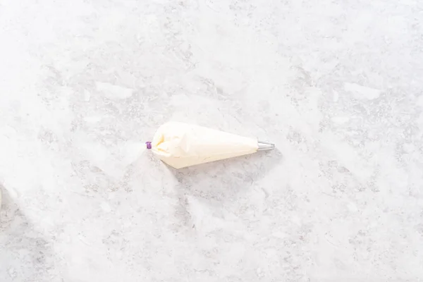 Flach Lag Weißes Buttercreme Zuckerguss Einem Spritzbeutel Mit Metallspitze — Stockfoto