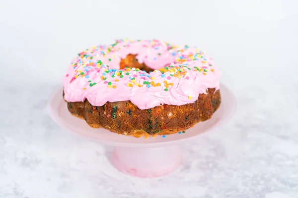 Pembe Vanilyalı Krema Kaplı Gökkuşağı Parçacıklarıyla Süslenmiş Funfettti Demetli Kek — Stok fotoğraf