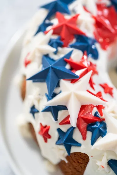 Juli Bundt Cake Bedekt Met Een Vanille Glazuur Versierd Met — Stockfoto