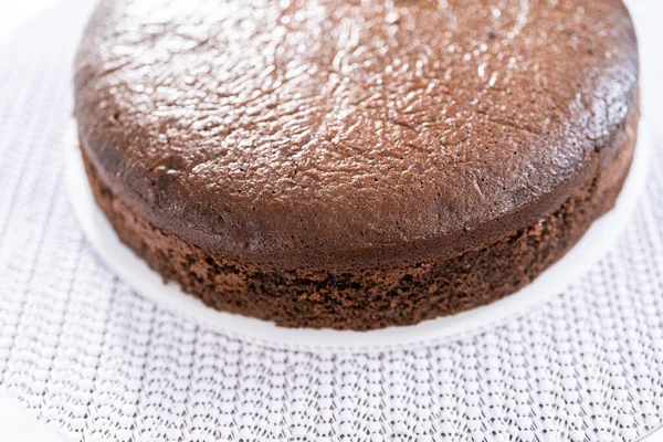 Cubriendo Pastel Chocolate Con Una Capa Miga Glaseado Crema Mantequilla — Foto de Stock