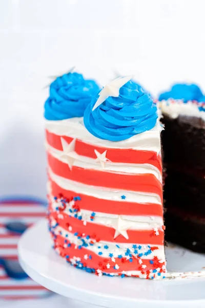 Snijden Juli Chocoladetaart Versierd Met Rode Witte Blauwe Boterroom Glazuur — Stockfoto