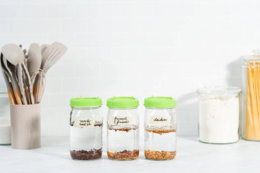 Birinci gün. Mutfak tezgahında filizlenen kapağı olan bir kavanozda organik filizler yetişiyor..