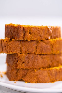 Beyaz tabakta ev yapımı balkabağı dilimleri..