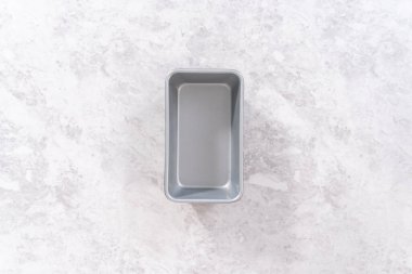 Düz yatıyordu. Tatlı kabaklı ekmek pişirmek için sebze kısaltmalı yağlı somun tavası..