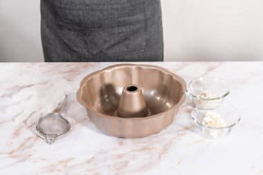 Karamelli elmalı kek pişirmek için yağlı kek tavası..