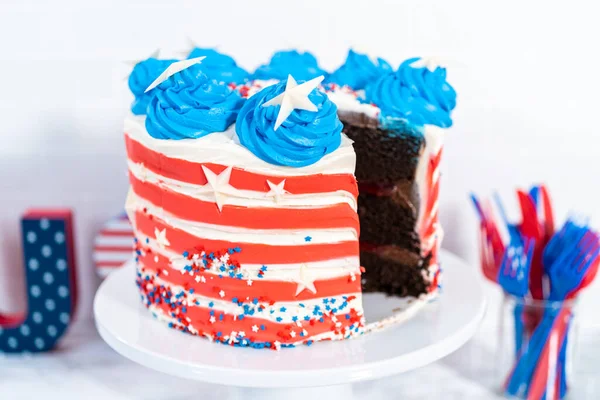 Slicing July 4Th Chocolate Cake Decorated Red White Blue Buttercream — Stock Photo, Image