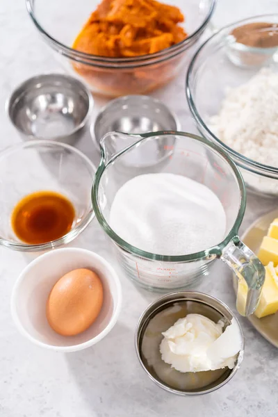 Gemessene Zutaten Einer Glasschüssel Zum Backen Von Süßem Kürbisbrot — Stockfoto