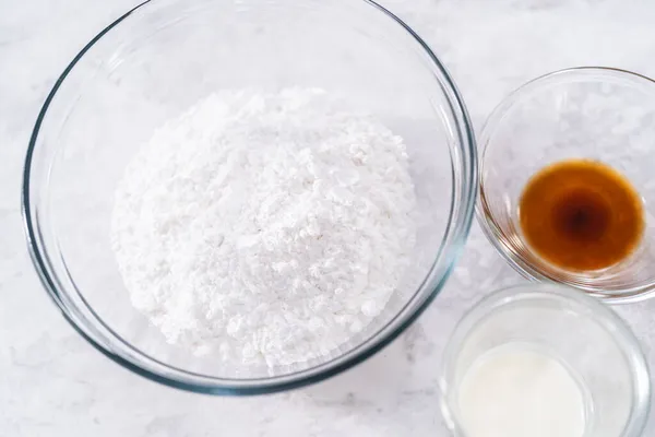 Measured Ingredients Glass Mixing Bowls Prepare White Glaze — Stock Photo, Image