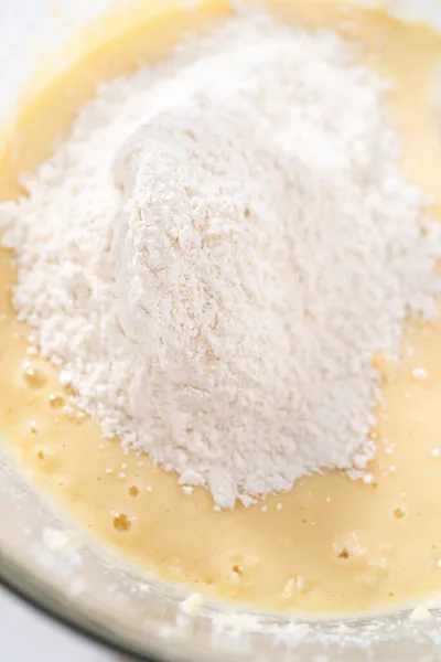 Mescolare Gli Ingredienti Una Grande Ciotola Vetro Cuocere Torta Mele — Foto Stock