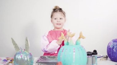 Cadılar Bayramı balkabaklarını denizkızı temalı süslemek.