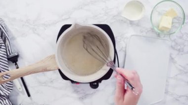 Mutfakta Funfettti Bundt keki yapmak, malzemeleri karıştırmak...