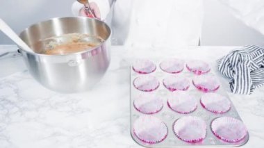 Kek pişirmek için kek tepsisine muz ekmeği hamuru atmak..