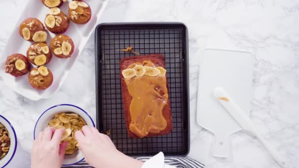 Taze Pişmiş Muzlu Fındıklı Ekmek Yapımı Karamelli Pembe Kesim Tahtasının — Stok video