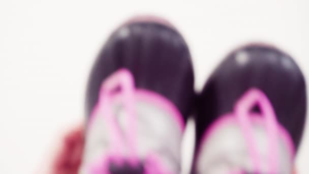 Klein Meisje Roze Grijs Warm Waterdicht Winter Laarzen Een Witte — Stockvideo
