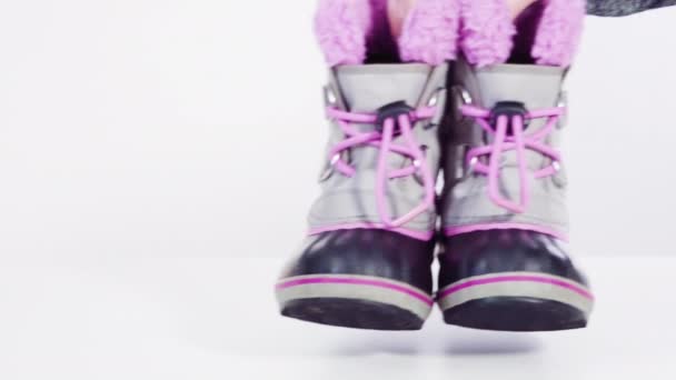 Pequena Menina Rosa Cinza Botas Inverno Quentes Impermeáveis Fundo Branco — Vídeo de Stock