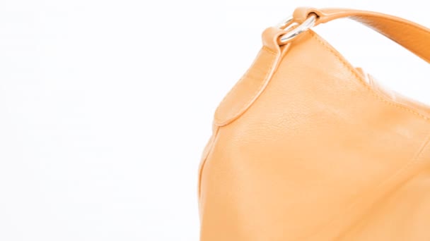 Bolso Amarillo Para Mujer Sobre Fondo Blanco — Vídeos de Stock