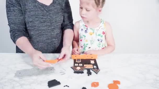 Malá Holčička Její Matka Pracují Projektu Halloween Řemesel — Stock video