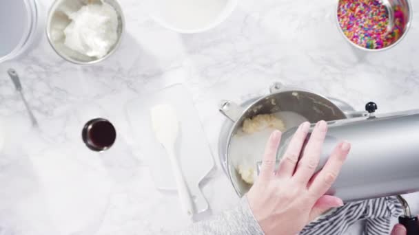 Mengen Kleurrijke Hagelslag Taart Beslag Funfetti Cake Maken — Stockvideo