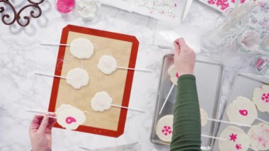 Büyük ev yapımı lolipoplar silikon minder üzerinde.