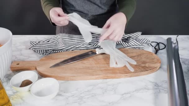 Biologische Spaghetti Squash Bereiden Met Olijfolie Zout Peper — Stockvideo