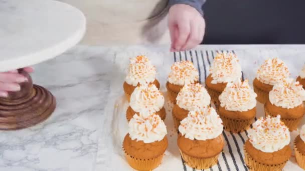 カボチャのスパイスカップケーキを飾るとスプリンクル — ストック動画