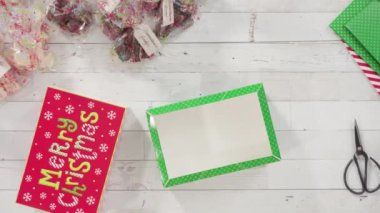 Ev yapımı macadamia şekerlemesi küçük hediye paketlerine konuyor..