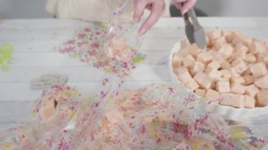 Ev yapımı macadamia şekerlemesi küçük hediye paketlerine konuyor..